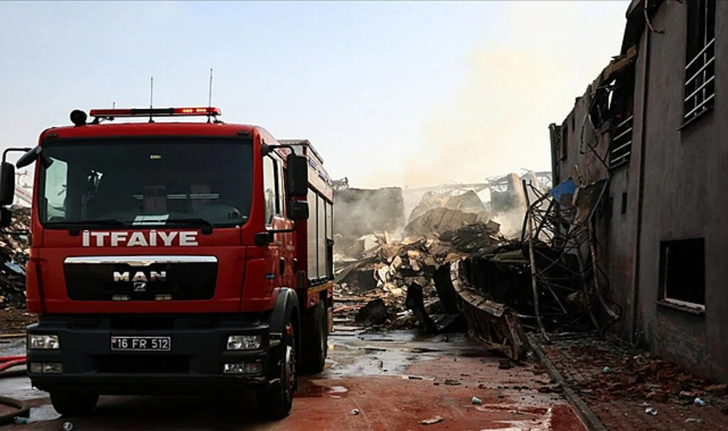 Bursa'da Sanayi Bölgesinde Çıkan Yangında Soğutma Çalışmaları Sürüyor