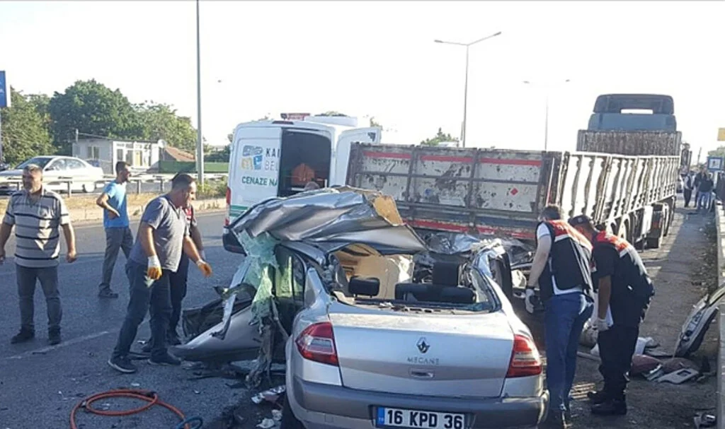 Bursa'da Tıra Çarpan Otomobildeki 4 Kişi Öldü, 2 Kişi Yaralandı