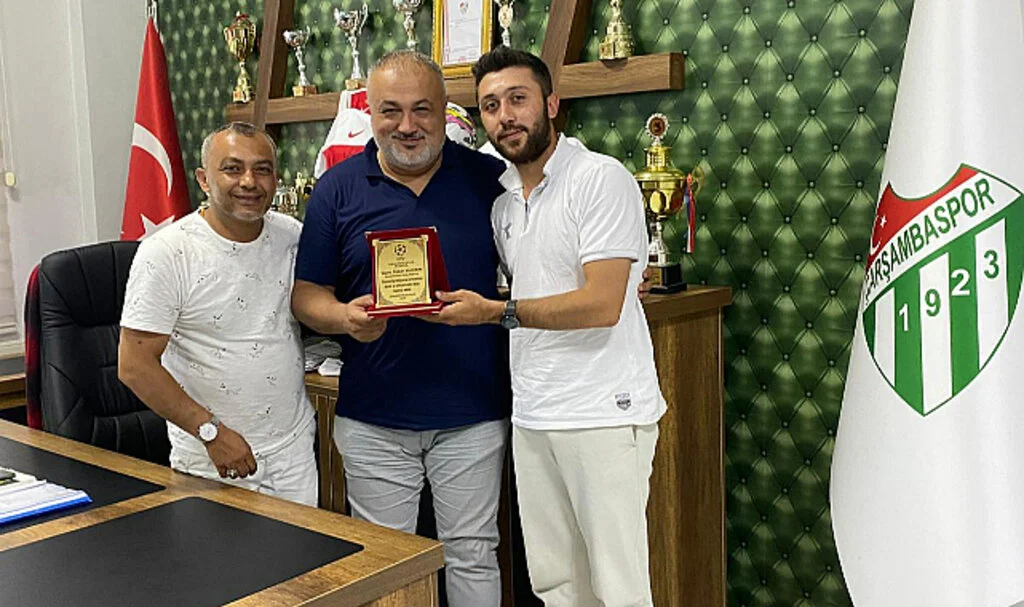 Çarşambaspor Kulübü Başkanı Özkan Yıldırım'a Teşekkür Plaketi