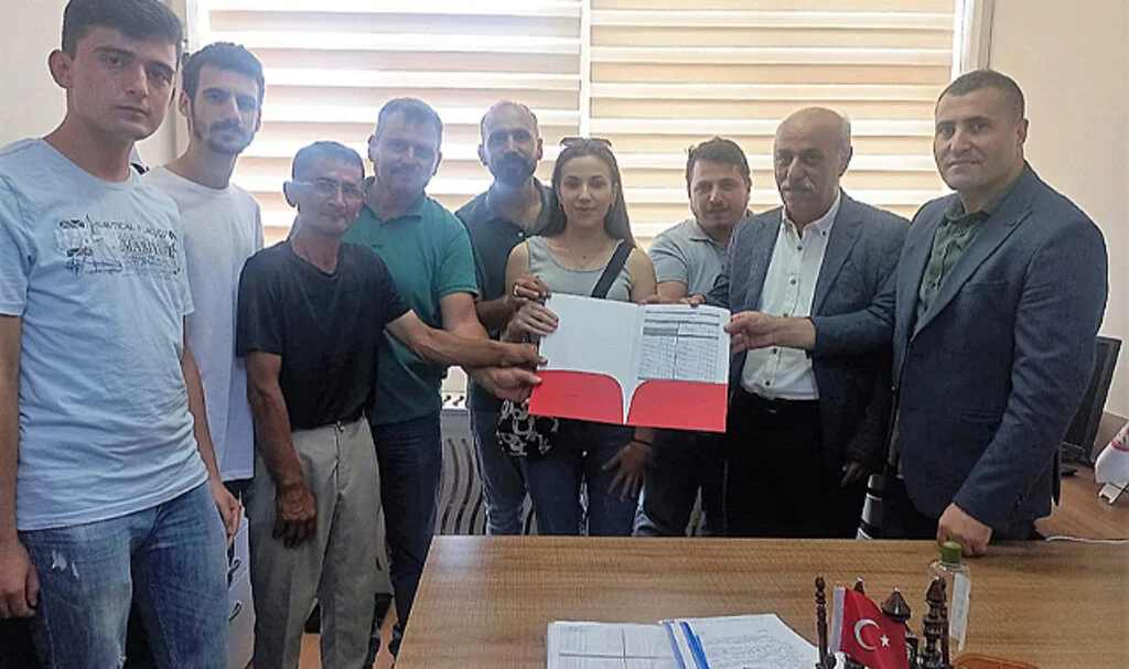 CHP Bafra İlçe Başkanı Vahit Perçin mazbatasını aldı