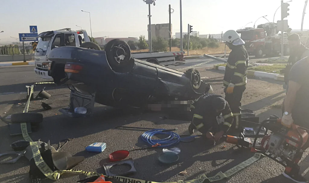Çorum'da devrilen otomobilin sürücüsü öldü, babası yaralandı