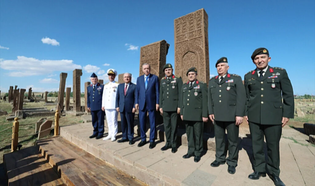 Cumhurbaşkanı Erdoğan, Ahlat'ta Selçuklu mezarlığını ziyaret etti: Geçmişten ders alarak daha güçlü bir geleceğe yürüyeceğiz