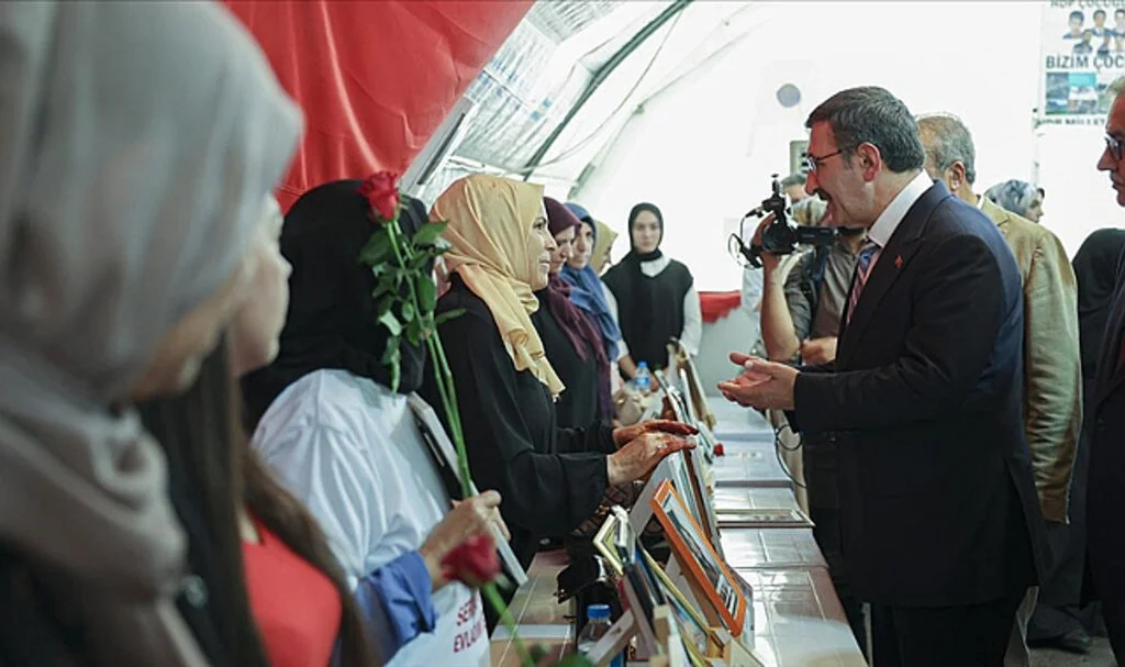Cumhurbaşkanı Yardımcısı Yılmaz, Diyarbakır Annelerini Ziyaret Etti