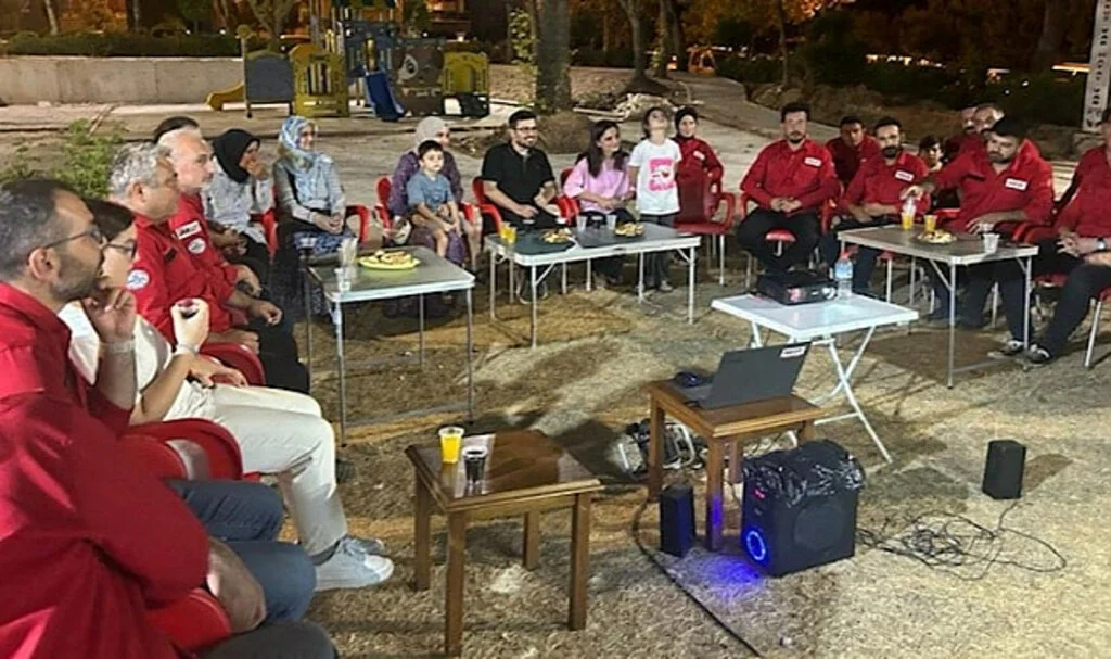 Deprem Enkazından Çıkarılan Aile, Kendilerini Kurtaran Ekiple Buluştu