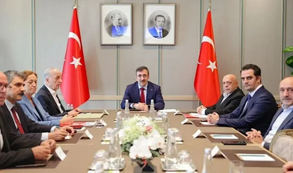 DİSK’ten Cevdet Yılmaz’a Asgari Ücret Çağrısı
