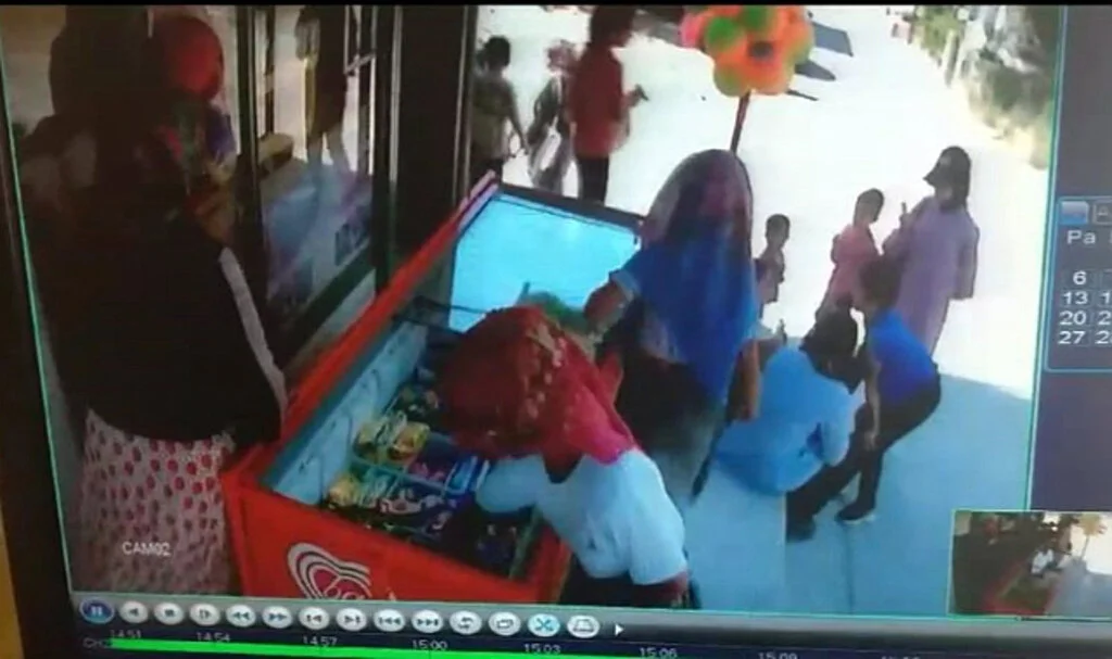 Dükkan Sahibi Namaz Kılarken Bakkaldan Dondurma Çaldılar...O Anlar Kamerada