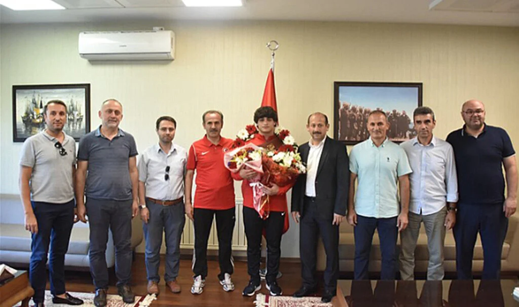 Dünya Şampiyonu Çiçeklerle Karşılandı