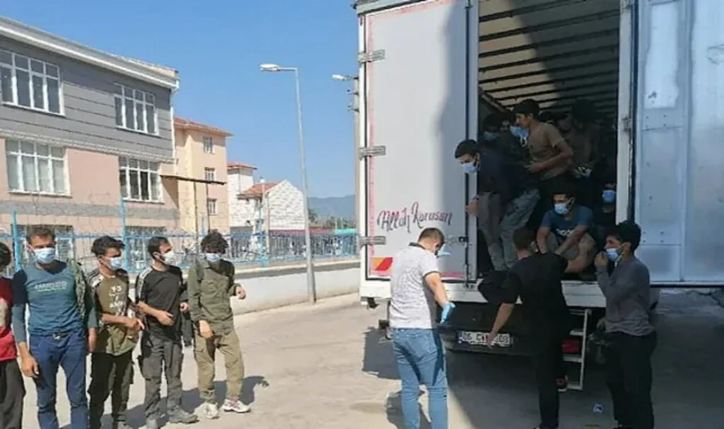 Düzensiz Göçmenler Kamyonet Kasasında Yakalandı