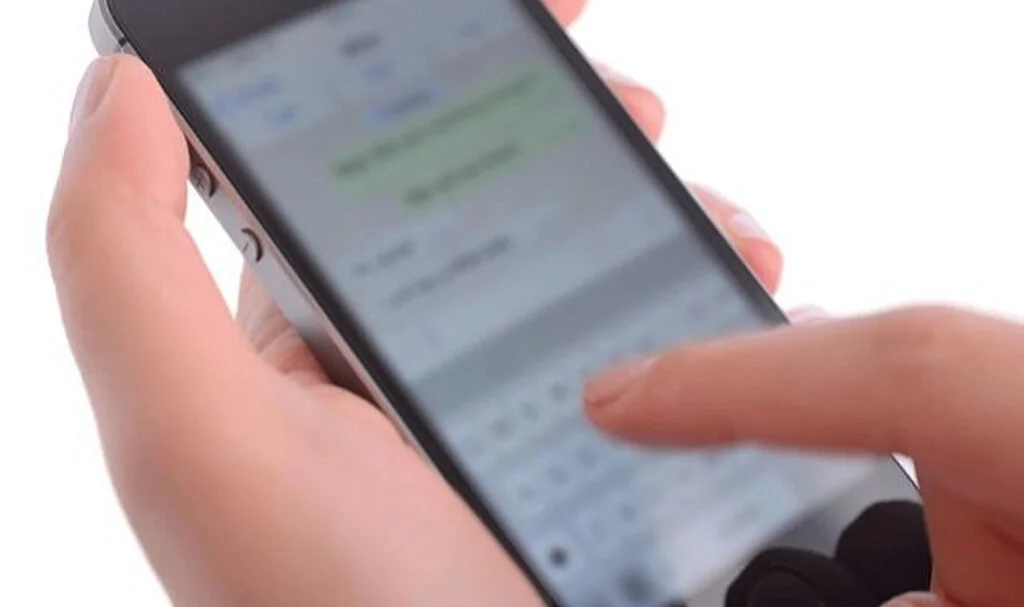 Eşine verdiği eski telefonu başına dert açtı! Kadın, şoke eden gerçeği böyle öğrendi