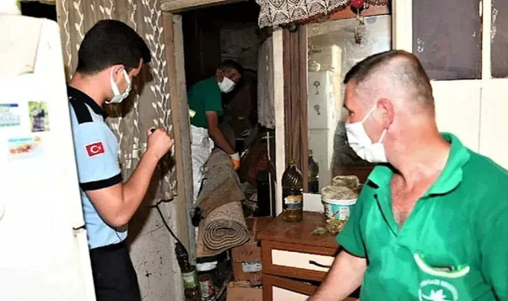 Evden Çıkan Koku Şikayete Neden Oldu: 2 Kamyonu Dolusu…