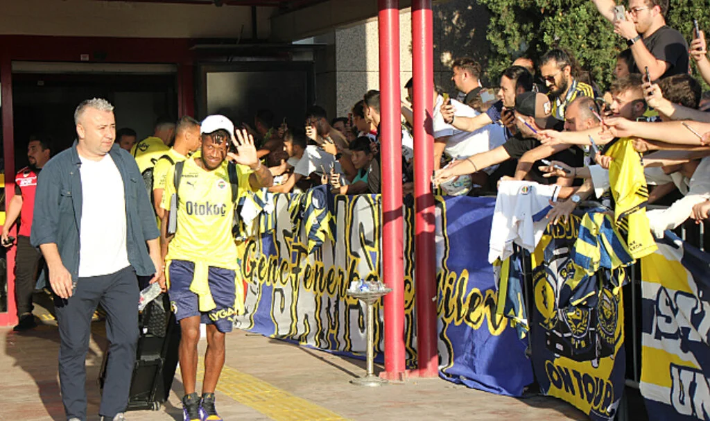 Fenerbahçe kafilesine Samsun'da coşkulu karşılama