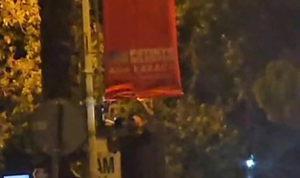 Fethiye'de Türk bayrağında belediye logosu ve başkanın adının yer aldığı görseller tepki çekti!  