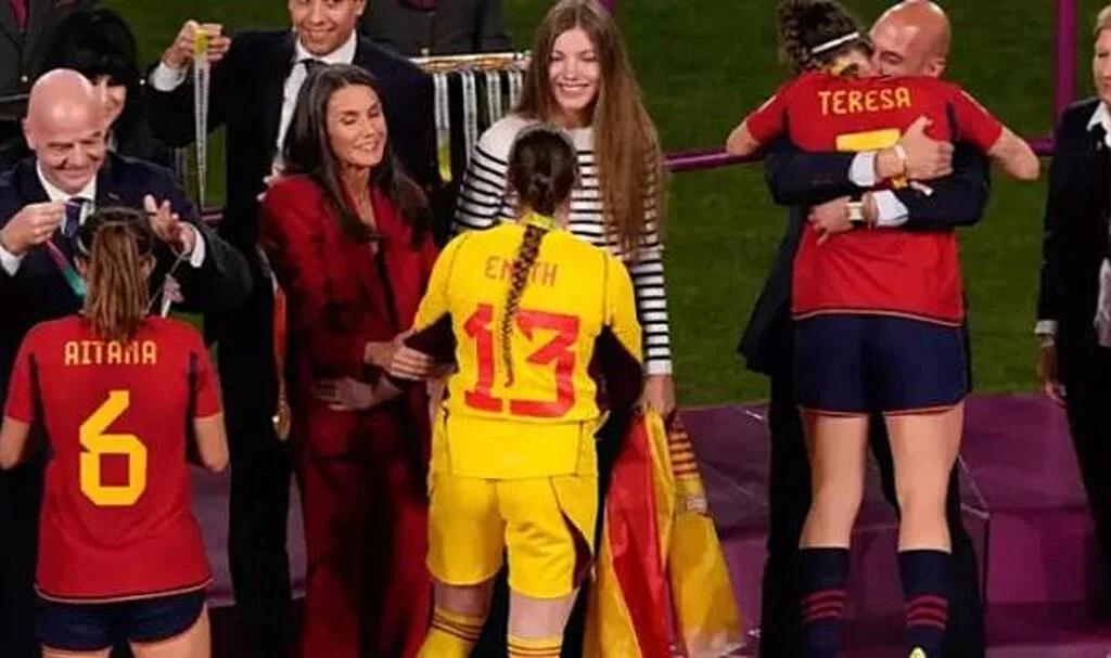 FIFA 2023 Kadınlar Dünya Kupası'nda taciz skandalı! Federasyon Başkanı, İspanyol futboluyu dudağından öptü, sosyal medya çalkalandı