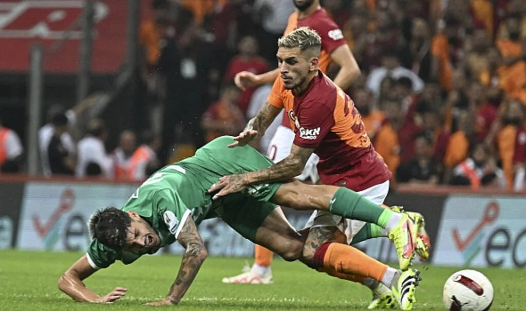 Galatasaray'da Torreira, cezalı duruma düştü