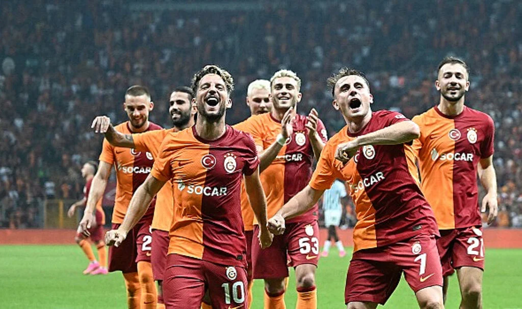 Galatasaray Mertens'le turu geçti