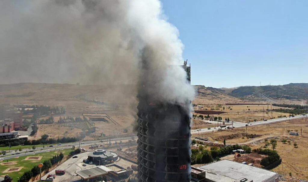 Gaziantep’te Yanan 17 Katlı Bina Havadan Görüntülendi