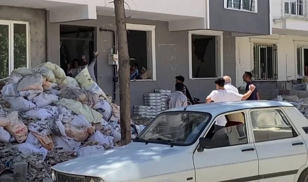 Genç Kızları Taş ve Yumruklarla Dövdüler: 5 Yaralı
