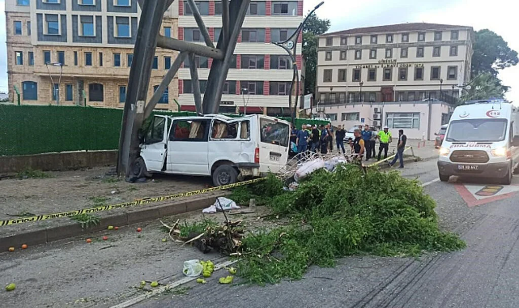 Giresun’da Kontrolden Çıkan Minibüs Kaza Yaptı 