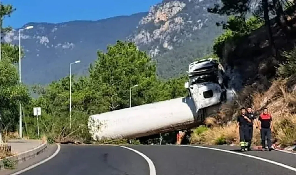Gökova’da Faciadan Dönüldü, Doğalgaz Yüklü Kamyon Üst Yoldan Alt Yola Uçtu