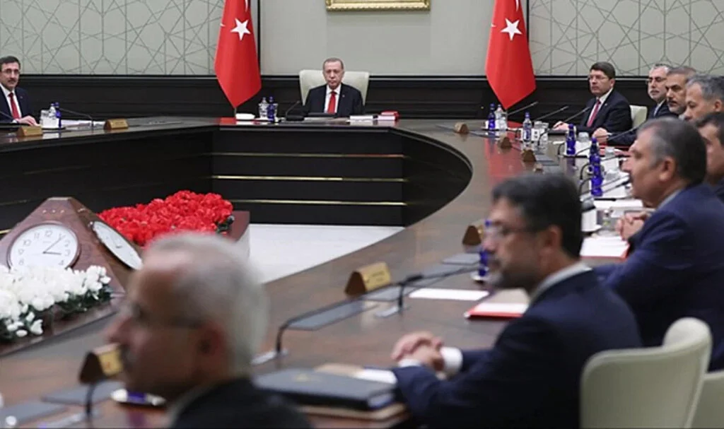 Gözler Kabine Toplantısı'nda! Masada Gençlere Vergisiz Telefon ve Bilgisayar Satışı Konusu da Var