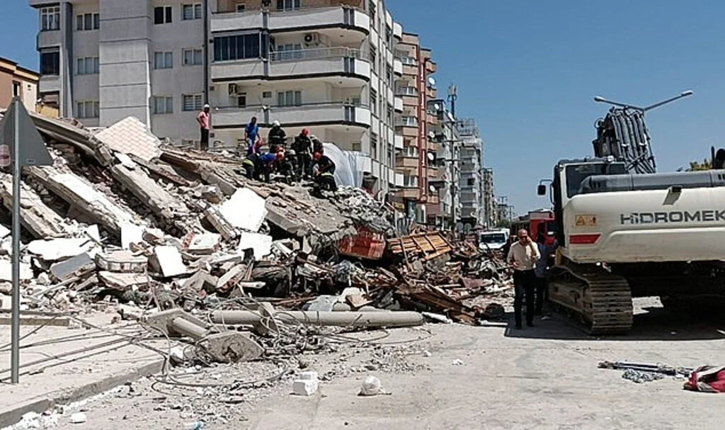 Hasarlı bina yıkım sırasında çöktü, 1 kişi enkaz altında
