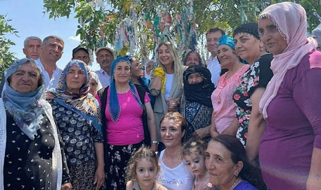 İmamoğlu Tunceli’de Türbe Ziyaret Etti, Dilek Ağacına Bez Bağlayıp Dilek Tuttu