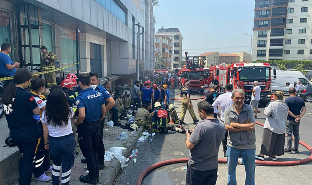 İstanbul'da İş Merkezindeki Yangında, 9 İşçi ve 7 İtfaiye Eri Hastanelik Oldu