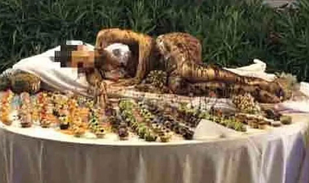 İtalya'da Bir Otel, Bikinili Bir Kadını Çikolata ile Kaplayıp Müşterilere Sundu