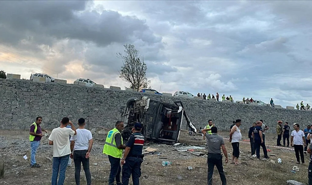 Kemerburgaz'da Servis Otobüsü Köprüden Düştü, 27 İşçi Yaralandı