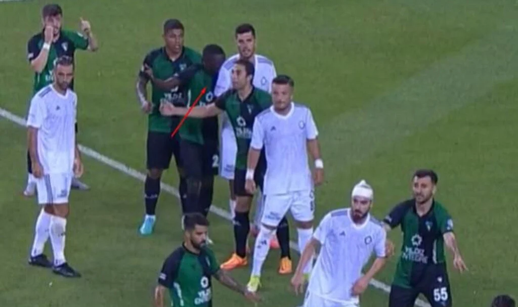 Kocaelispor - Altay maçında ikinci Suarez vakası! Fofana, Ceyhun Gülselam'ı ısırdı, kırmızı kartla oyundan atıldı