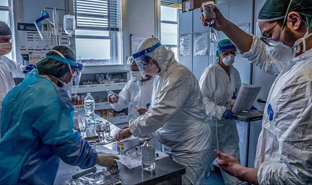 Koronanın Yeni Varyantı Eris Vakaları Patlattı! Art Arda Maske Kararları Geldi
