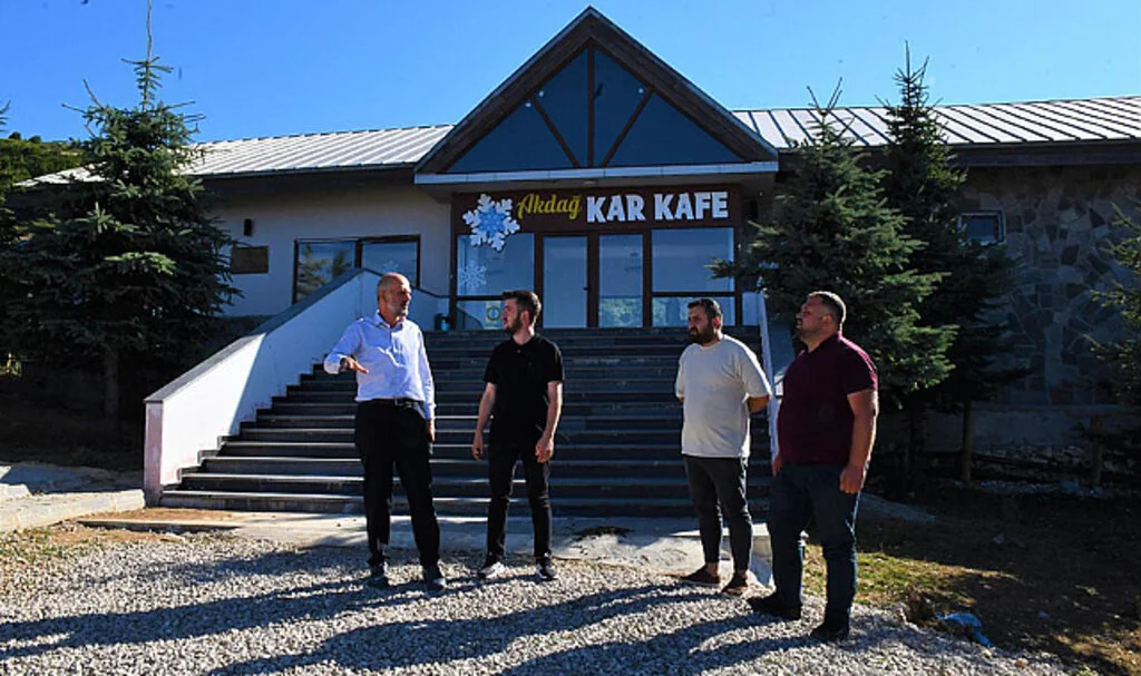 Ladik Belediyesi Akdağ'daki Kafeyi Bakıma Aldı