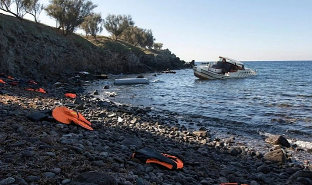 Mülteci Teknesi Battı: Onlarca Ölü Var