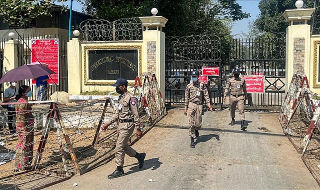 Myanmar'daki askeri yönetim ülkedeki protestoları bitirmek için kadın ve çocukları tutukluyor