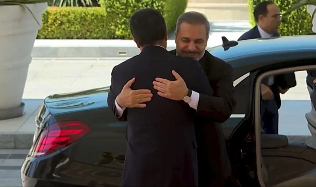 Neçirvan Barzani, Hakan Fidan'ı Kucaklayarak Karşıladı