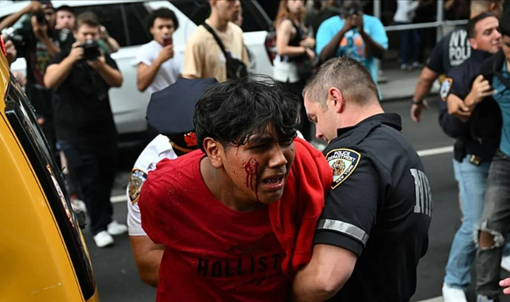 New York'ta Sosyal Medya Fenomeninin Hediye Dağıtımında Arbede