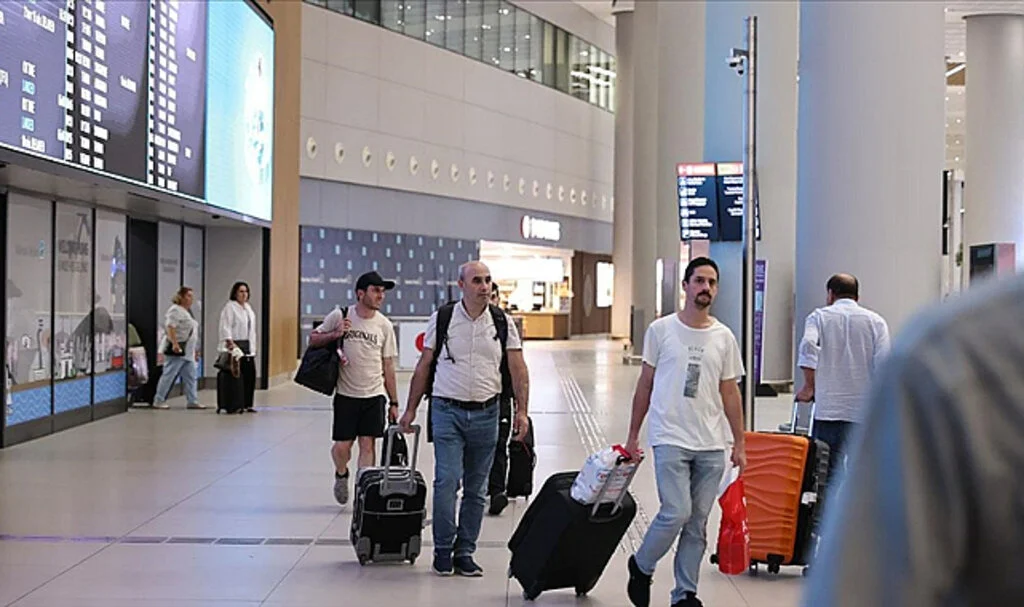 Nijer'deki Türk Vatandaşları THY'nin Özel Seferiyle İstanbul'a Geldi