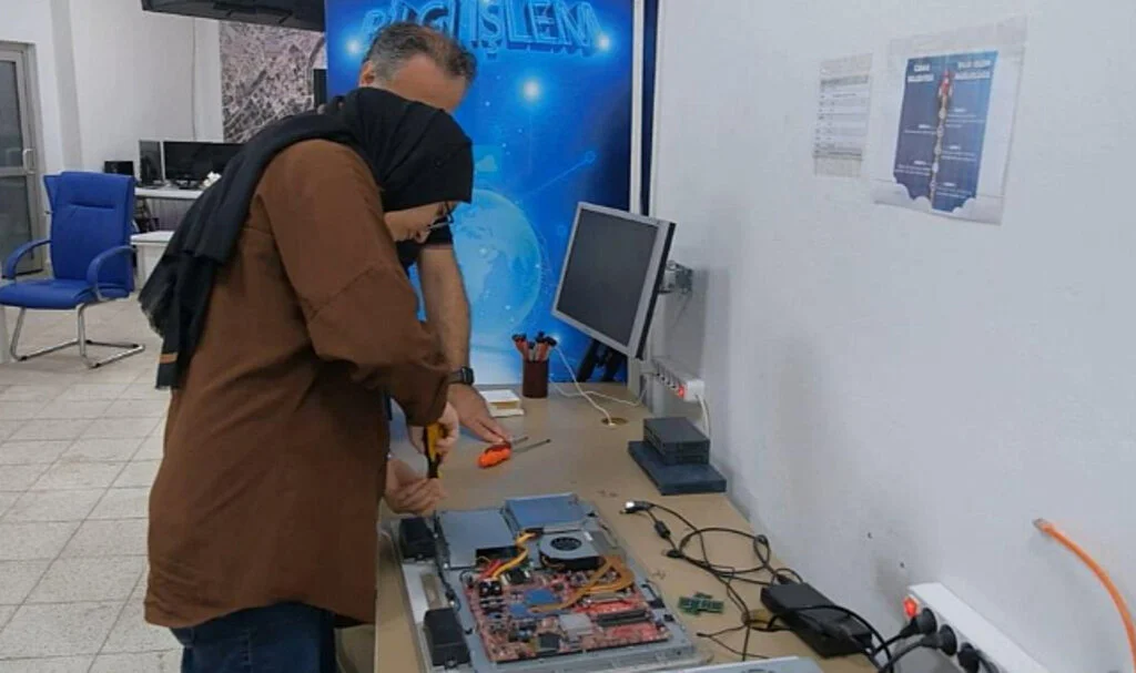 Öğrenciler Canik Belediyesi'ne Koştu