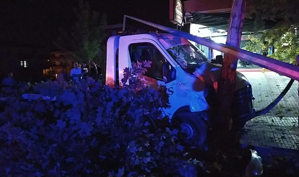 Otomobil ile Çarpışan Çekici Ortalığı Savaş Alanına Çevirdi: 1 Yaralı