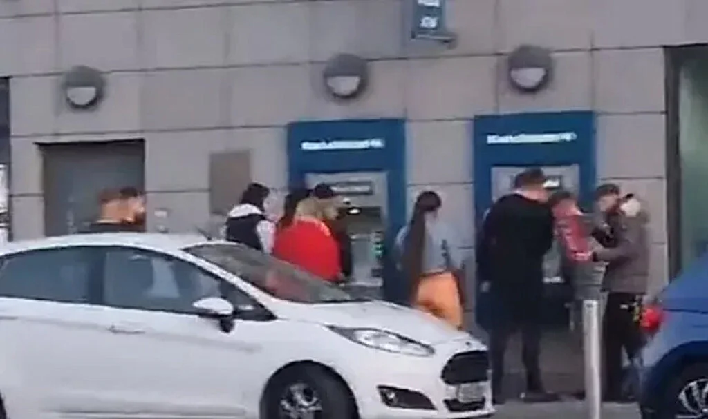 Para Dağıtan Bozuk ATM Heyecan Yarattı