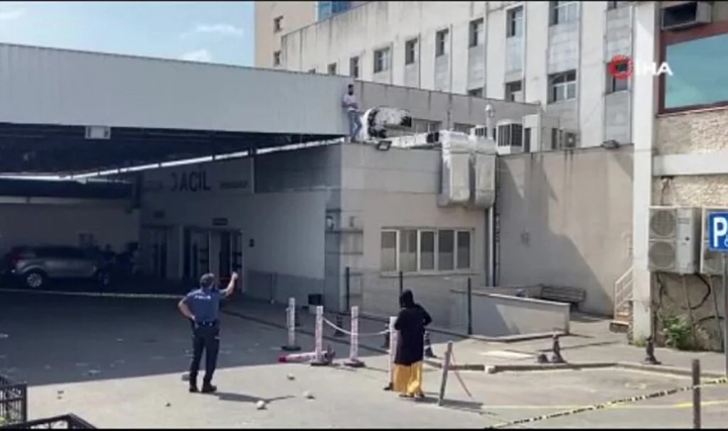 Pendik’te Hastaneyi Birbirine Kattı: Polis Ekiplerine Taş ve Cam Fırlattı