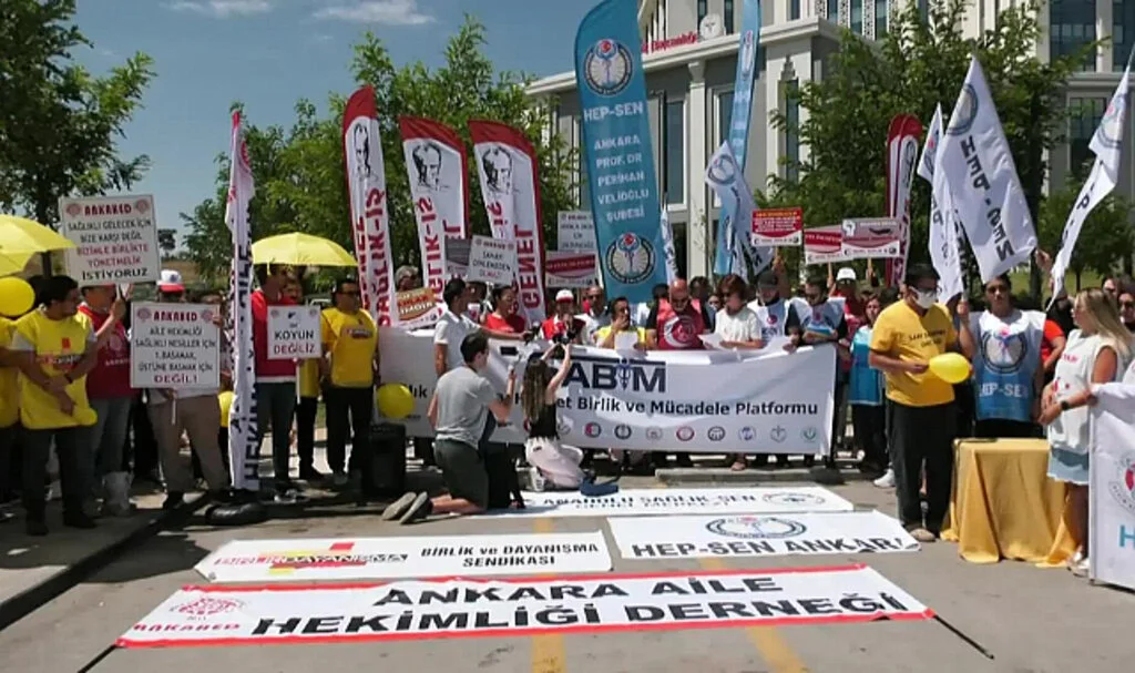 Sağlık Çalışanları İş Bıraktı... Sağlık Bakanlığı Önüne Gittiler...