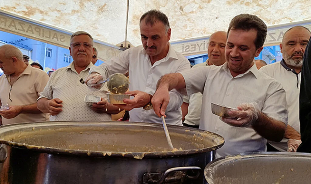 Salıpazarı Belediye Başkanı Akgül Vatandaşlara Aşure Dağıttı