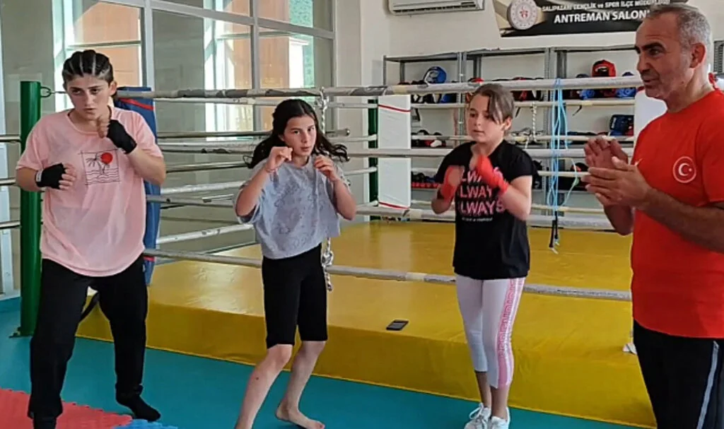 Salıpazarı'nda Baba ve Oğul Omuz Omuza Şampiyonlar Yetiştiriyor
