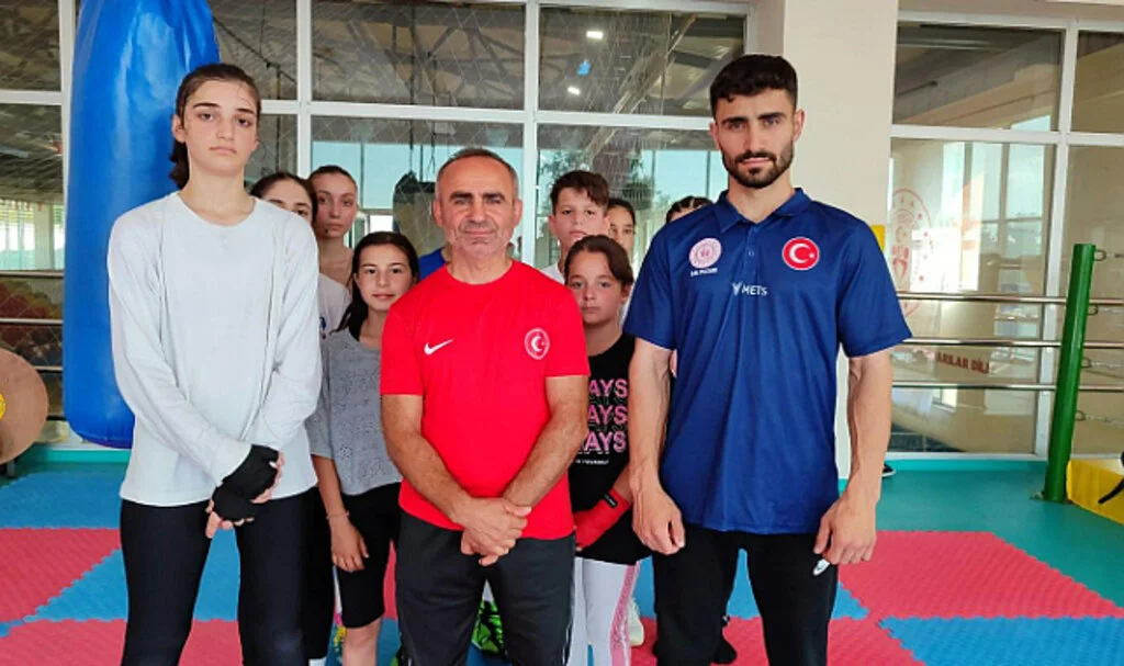 Salıpazarı'nda Boksörler Ringin Tozunu Atıyor