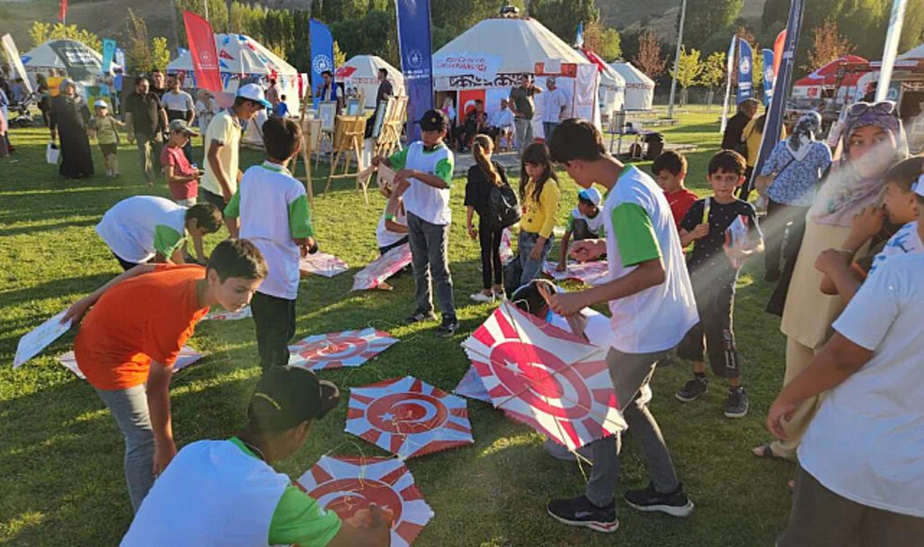 Samsun Büyükşehir Belediyesi Gençlik Hareketi Çocuklarla Uçurtma Yaptı