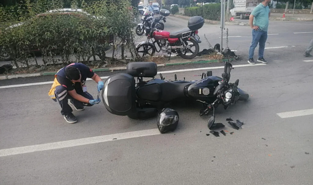 Samsun Çarşamba'da Otomobil ile Çarpışan Motosiklet Sürücüsü Yaralandı