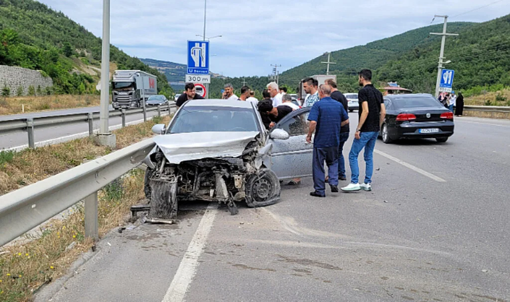 Samsun'da Bariyerlere Çarpan Otomobildeki 2 Kişi Yaralandı