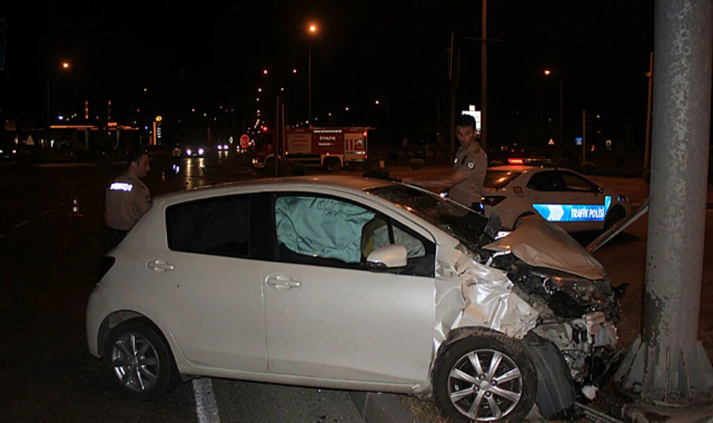Samsun'da Çarpışan Hafif Ticari Araç ile Otomobildeki 4 Kişi Yaralandı