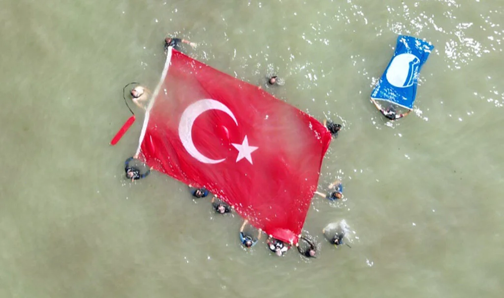 Samsun'da denizde çöp toplama etkinliği: Türk bayrağı açtılar
